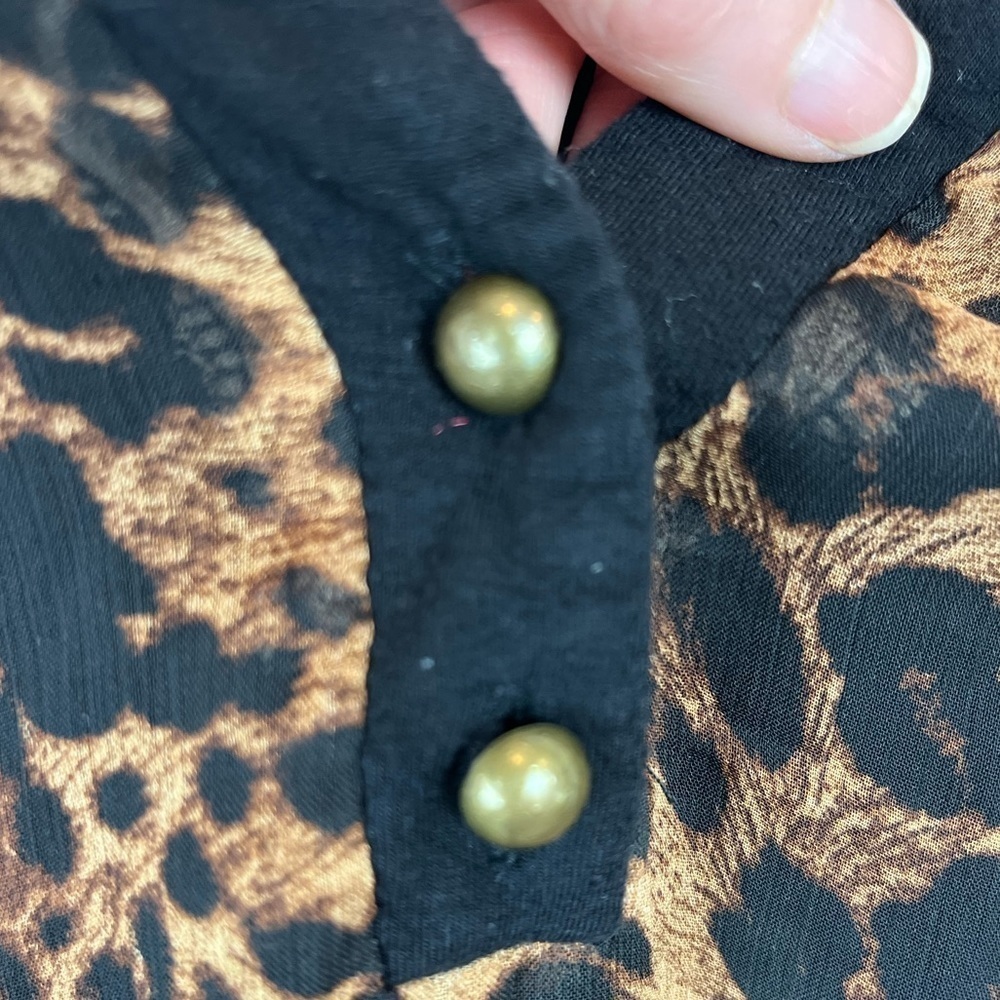 AVA JAMES Animal Print Mobwife Blouse Top Size Medium Pewter Buttons - Picture 7 of 13